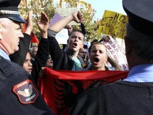 محتجون البان ضد طلب الولايات المتحدة من الحكومة الالبانية استضافة منشاة لتدمير الاسلحة الكيماوية السورية
