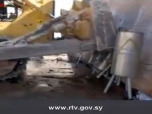 جرافة تابعة لمنظمة منع انتشار الاسلحة الكيميائية تعمل في مكان غير محدد في سوريا
