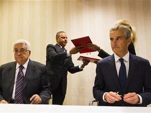 وزير الخارجية النرويجي يوناس جار شتوير (الى اليمين) أثناء مؤتمر صحفي مشترك مع عباس في أوسلو
