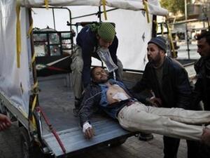 مقاتلون من الجيش السوري الحر يحملون زميلا لهم أصيب بالرصاص أثناء اشتباكات مع قوات موالية للأسد في حلب يوم الاثنين