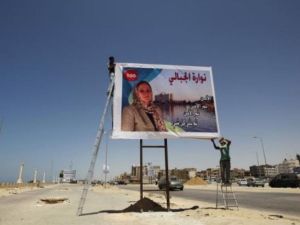 آلاف الملصقات تحل محل صور القذافي في طرابلس
