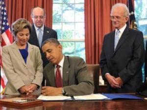 اوباما يستعرض دعمه لاسرائيل قبل زيارة رومني اليها 
