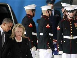 الرئيس الامريكي باراك اوباما ووزيرة الخارجية هيلاري كلينتون في قاعدة اندروز الجوية قرب واشنطن

