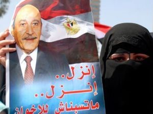 متظاهرة مؤيدة لترشيح عمر سليمان