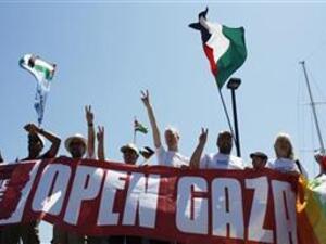 نشطاء يحملون لافتة خلال احتجاج في جزيرة كورفو اليونانية 
