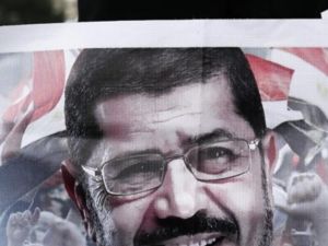 امراة منقبة تحمل صورة لمرسي خلال تظاهرة مؤيدة له في القاهرة