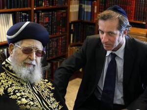 الحاخام عوفاديا يوسف الزعيم الروحي لحزب شاس (يسار) مستقبلا السفير الفرنسي لدى اسرائيل كريستوف بيغو في القدس 
