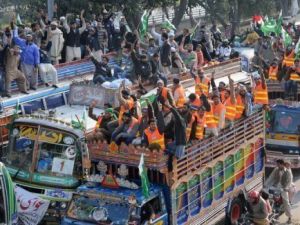 رجل دين يقود الالاف في مسيرة احتجاجية متوجهة الى اسلام اباد
