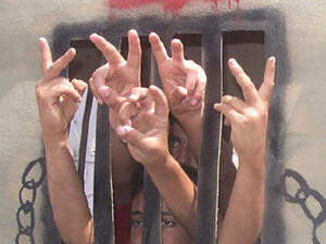 ما يقرب من سبعة الاف اسير فلسطيني في السجون الاسرائيلية بينهم اطفال ونساء