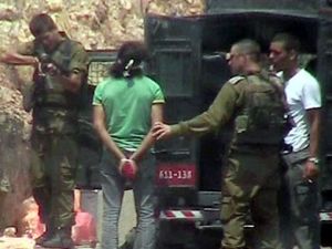 جندي إسرائيلي يطلق النار بشكل متعمد على الفلسطيني اشرف أبو رحمة وهو مكبل اليدين في قرية نعلين