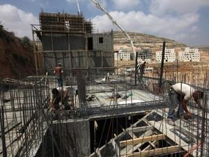 صورة من الارشيف لعمال فلسطينيين يعملون في مستوطنة اسرائيلية في الضفة الغربية
