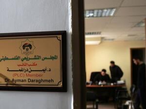 موظفون داخل مكتب النائب ايمن دراغمة بعد اعتقاله في رام الله 
