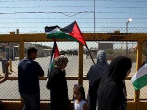 فلسطينيون امام سجن عوفر الاسرائيلي
