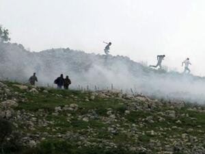 فلسطينيون يفرون الغاز المسيل للدموع الذي اطلقه الجيش الاسرائيلي خلال تظاهرة شمال الضفة
