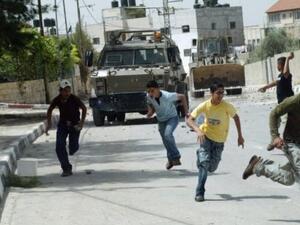اطفال فرلسطينيون خلال مواجهة مع الجنود الاسرائيليين في الضفة الغربية