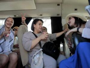 الناشطون في حافلة متجهة الى جسر الملك حسين في محاولة للدخول الى الضفة الغربية