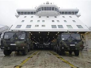 شاحنات عسكرية تحمل مكونات بطارية صواريخ باتريوت على ظهر سفينة في مرفأ ترافيموندي بالمانيا في طريقها الى تركيا
