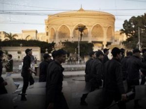 الشرطة المصرية تنتشر امام القصر الرئاسي في القاهرة 

