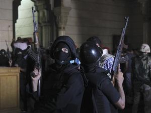 قوات الامن تحاصر المسجد