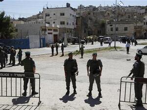 رجال شرطة اسرائيليون في نوبة حراسة امام مبنى احتله مستوطنون يهود في الضفة 