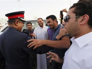 شرطي يتحدث مع محتجين لمنعهم من القيام بمسيرة اثناء مظاهرة امام مقر حزب الوفاق 
 شرطي يتحدث مع محتجين لمنعهم من القيام بمسيرة اثناء مظاهرة امام مقر حزب الوفاق