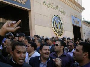 افراد الشرطة خلال تظاهرهم امام مقر وزارة الداخلية بالقاهرة
