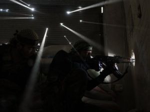 صورة يظهر فيها مقاتلان من المعارضة السورية فاز بها مصور حر لفرانس برس بجائزة بوليتزر