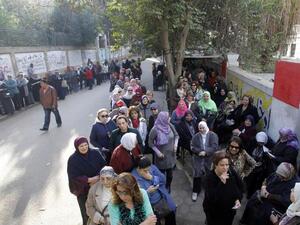 مصريون امام مركز اقتراع في القاهرة