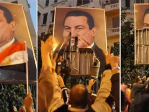 متظاهرون في الاسكندرية يمزقون صورا عملاقة لمبارك/أ.ف.ب