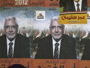 ملصق انتخابي لعمر سليمان نائب رئيس مصر السابق على مصلقات انتخابية للمرشح المستقل عبد المنعم ابو الفتوح في القاهرة 
