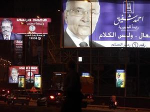 لافتات دعاية انتخابية للمرشحين للرئاسة المصرية احمد شفيق (يمين) ومحمد مرسي