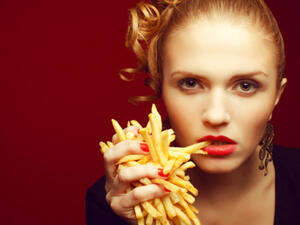 تحتوي البطاطس المقليَّة على مادة الأكريلاميد وهي مركب كيميائي مسرطن وسام 