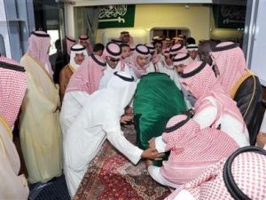 أمراء سعوديون يحملون جثمان الأمير الراحل نايف في مطار جدة
