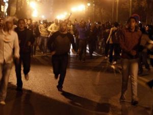 متظاهرون في وسط القاهرة يوم الاحد.