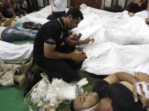 جثث مؤيدين للرئيس المصري المعزول محمد مرسي قتلوا في اشتباكات في القاهرة يوم الجمعة -
