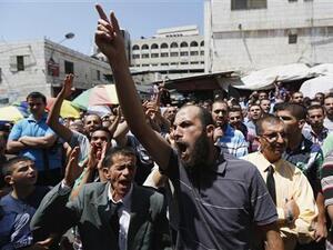 فلسطينيون خلال مسيرة مؤيدة للرئيس المصري المعزول محمد مرسي في رام الله 
