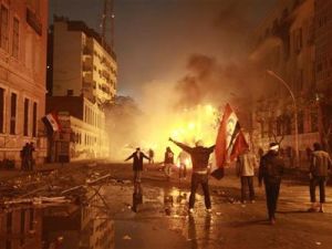 اشتباكات بين محتجين وقوات الامن بالقرب من وزارة الداخلية المصرية