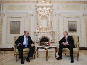 رئيس الوزراء الروسي فلاديمير بوتين (يمين) مستقبلا وزير الخارجية الاسرائيلي افيغدور ليبرمان في نوفو-اوغاريوفو قرب موسكو الاربعاء
