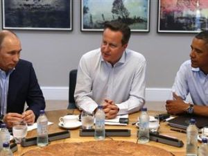 الرئيس الامريكي باراك أوباما ورئيس الوزراء البريطاني ديفيد كاميرون والرئيس الروسي فلاديمير بوتين في اجتماع ضمن قمة مجموعة الثماني في ايرلندا