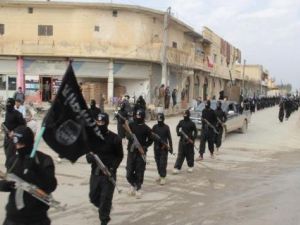 مقاتلون مرتبطون بتنظيم القاعدة خلال عرض في بلدة تل البياض السورية القريبة من الحدود مع تركيا