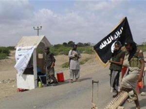 ارشيف/ عناصر من القاعدة يقيمون حاجزا في زنجبار