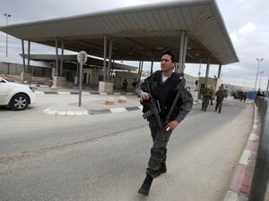 جندي اسرائيلي عند معبر قلنديا