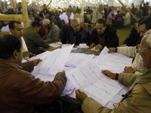 موظفون مصريون يفرزون الاصوات في مركز لفرز الاصوات في القليوبية 