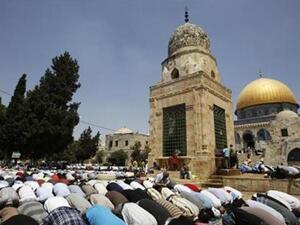 مسلمون يصلون في الاقصى