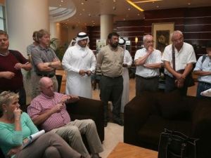 الوفد النقابي الدولي يتلقى تقريرا في الفندق قبل التوجه الى ورش بناء لتفقد ظروف العمال في قطر