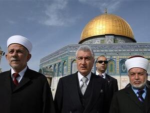 Jerusalem Mufti Mohamed Hussein (r) at the al-Aqsa mosque