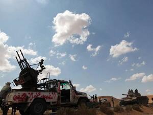 مقاتلون موالون للمجلس الانتقالي الليبي قرب بني وليد
