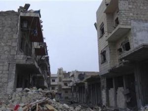 دمار خلفه قصف جوي بالقرب من ادلب يوم الخميس
