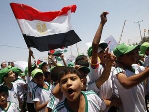 اطفال فلسطينيون يتظاهرون ظهر 21 حزيران/يونيو 2011 امام البوابة الفلسطينية على معبر رفح الحدودي
