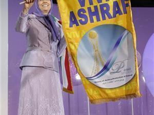 مريم رجوي زعيمة منظمة مجاهدي خلق ترفع لافتة باسم مخيم أشرف أثناء مسيرة قرب باريس 
